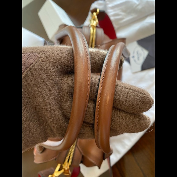 💥HOST PICK💥👜AUTHENTIC PRADA LEATHER HANDBAG 👜 - Picture 3 of 14